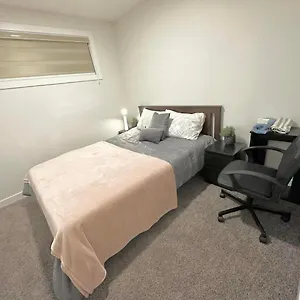 New, Fresh, And Quiet Private In Basement Suite, 10mins Away From Int'l Airport Homestay